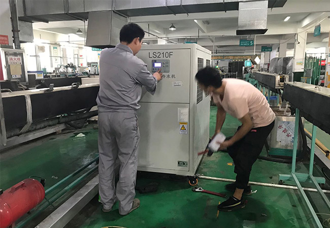 万朗门封条挤出草莓视频下载网站2